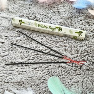 Bâtonnets d’encens naturels à la sauge blanche – nettoie les énergies et apaise l’atmosphère